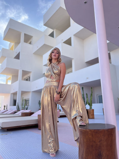 Glamorous Gold Jumpsuit for a Stunning Summer Look